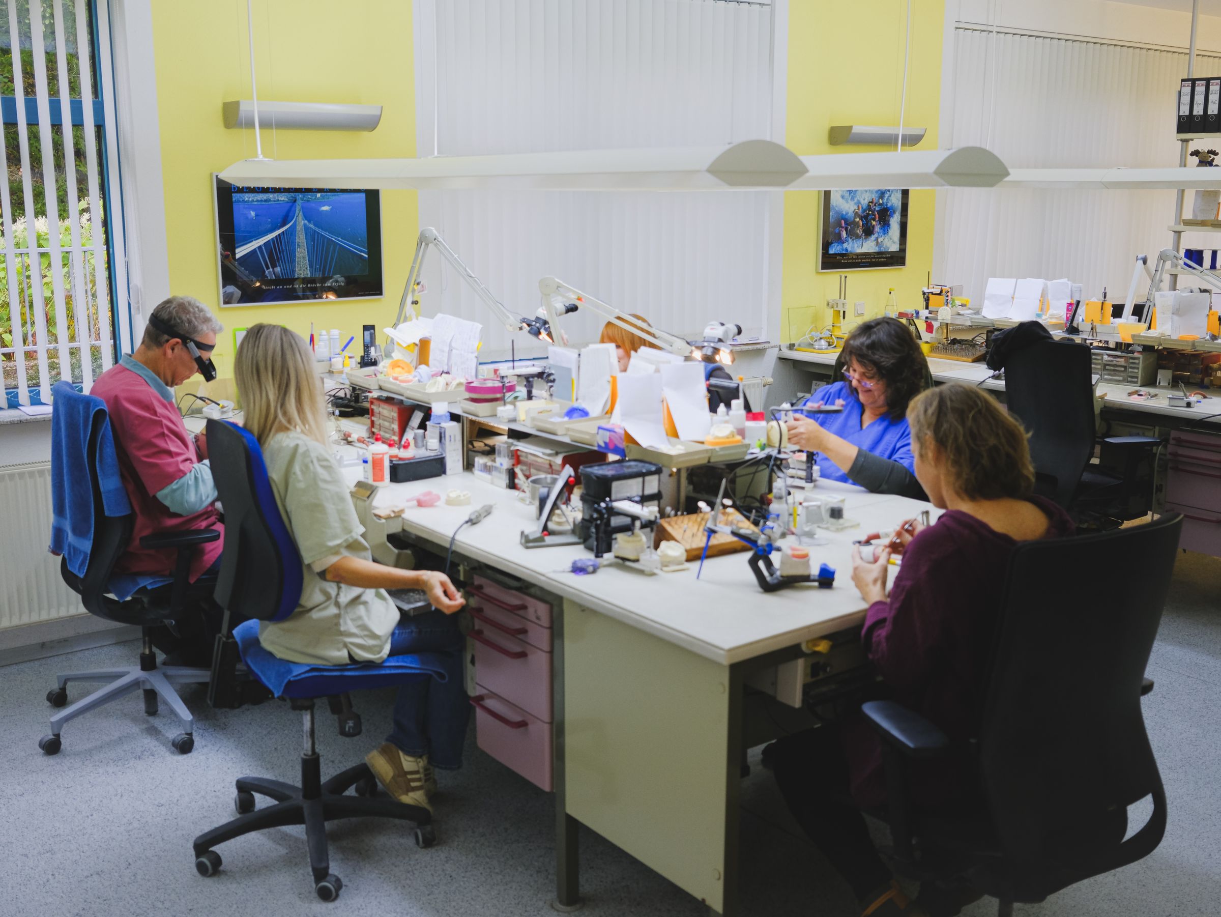 Das Team von Hütter Dentaltechnik bei der Arbeit im Labor in Herdorf